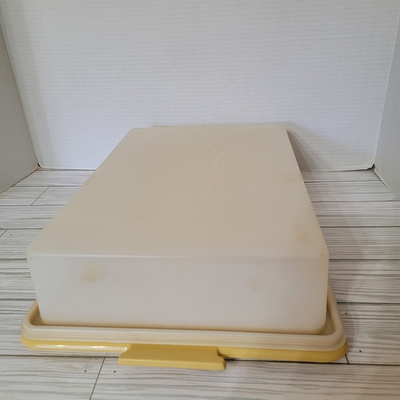 Tupperware 9×13 Cake Storage Container. Yellow Base Opaque Lid - Picture 2 of 15